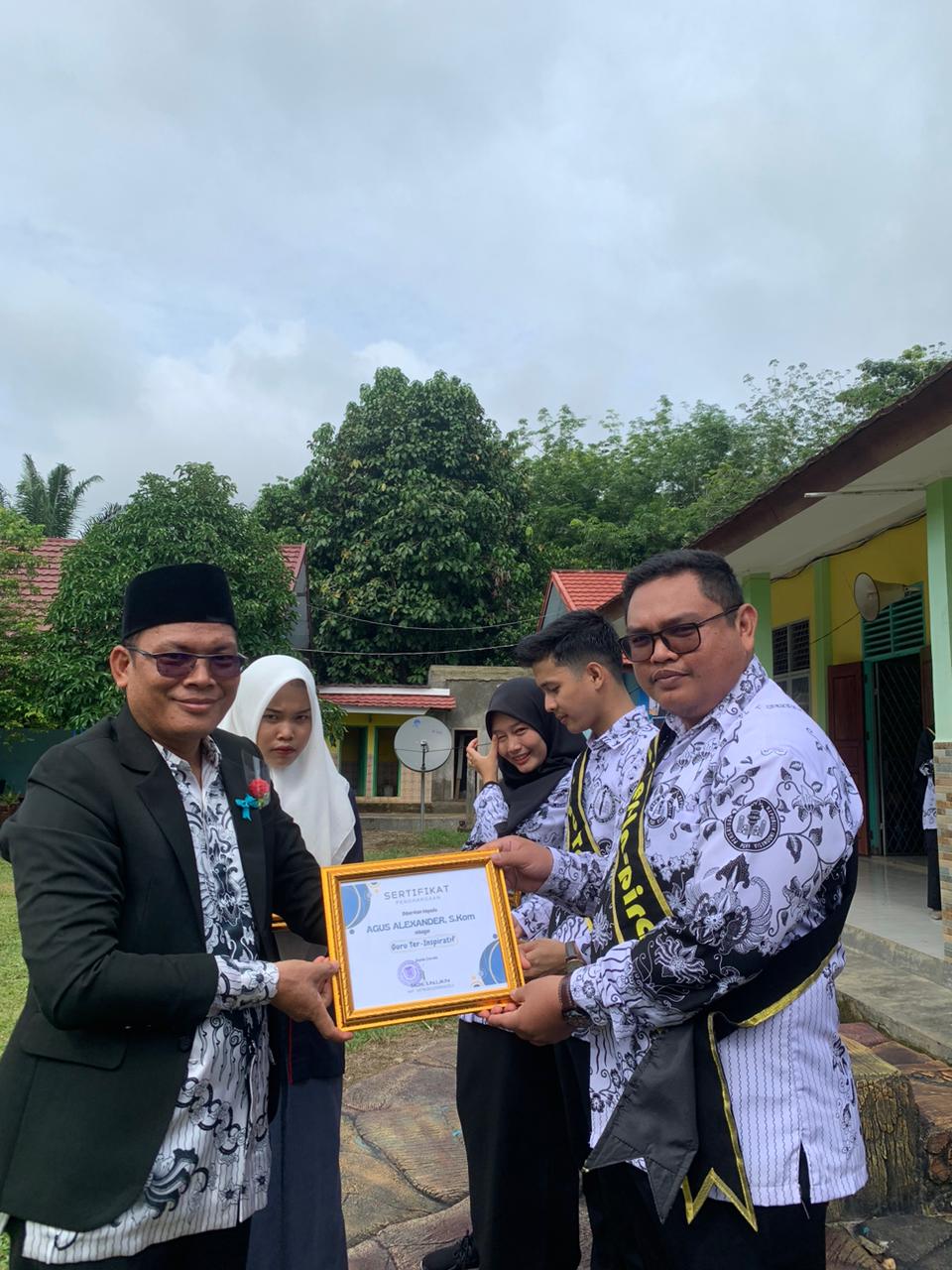 Hari Guru, Kepala SMKN Muara Kelingi Beri Apresiasi Kepada Guru Terinspirasi